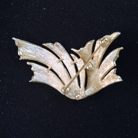 Trifari signed vintage gold tone brooch - Picture 3 of 4